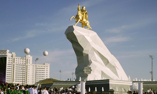 Претседателот на Туркменистан си подигна споменик на самиот себе